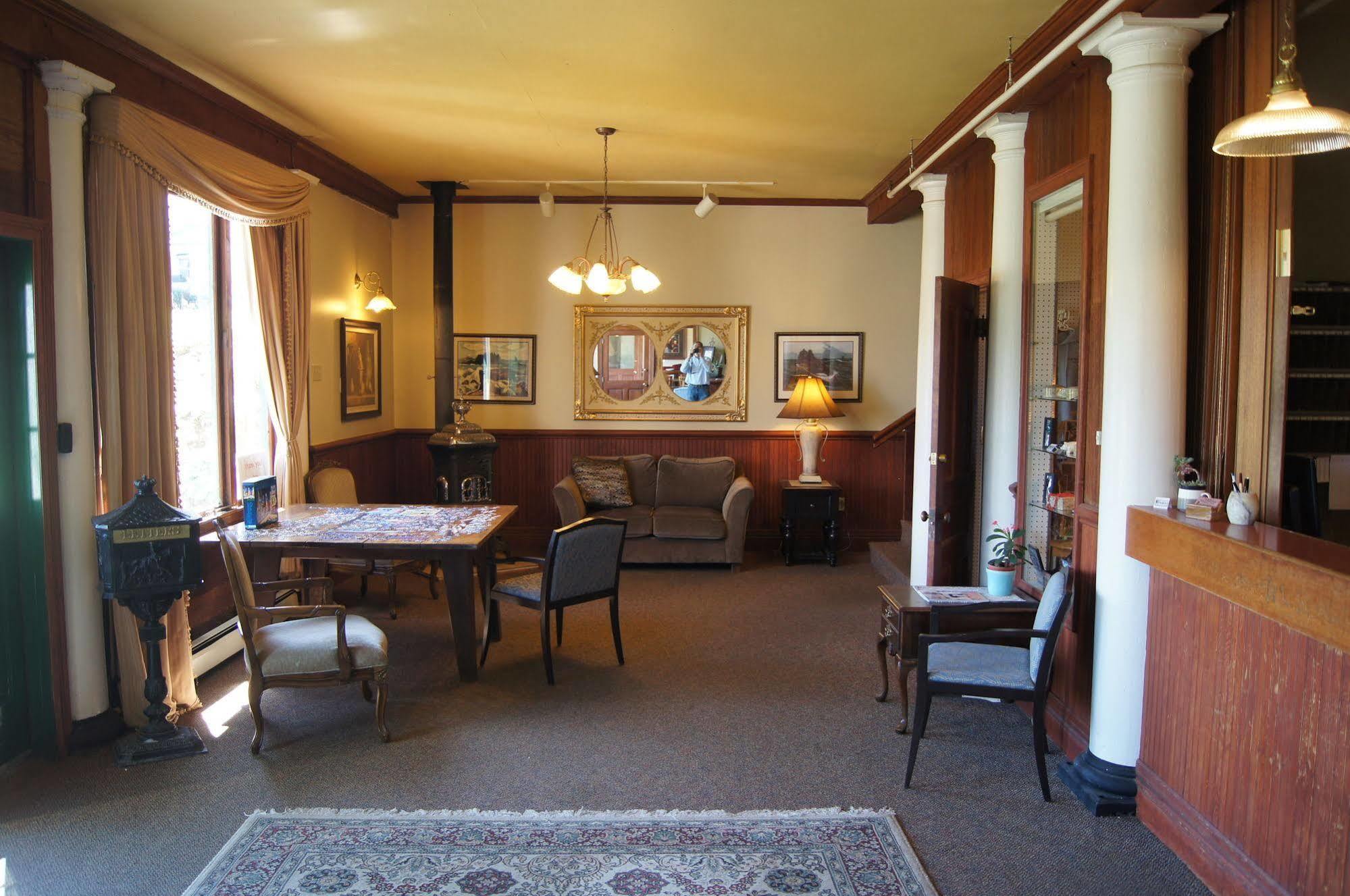 Hotel Halsingland Haines Buitenkant foto